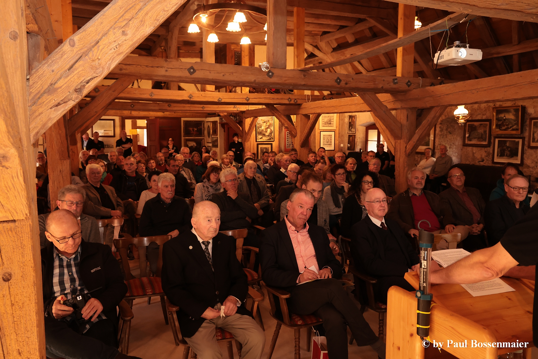 Interessierte Zuhörer im Besucherraum des Giessener Schlössles.